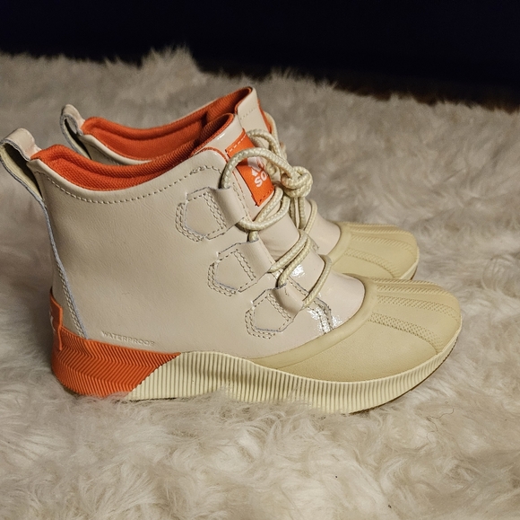 SOREL OUT N' ABOUT III WATERPROOF BOOT SZ 8.5 - Picture 2 of 6